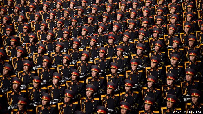 Kim Jong Un supervisa desfile militar en Corea del Norte