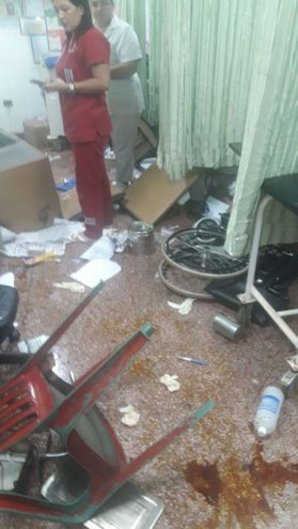 Mujer causó destrozos en hospital regional de CDE