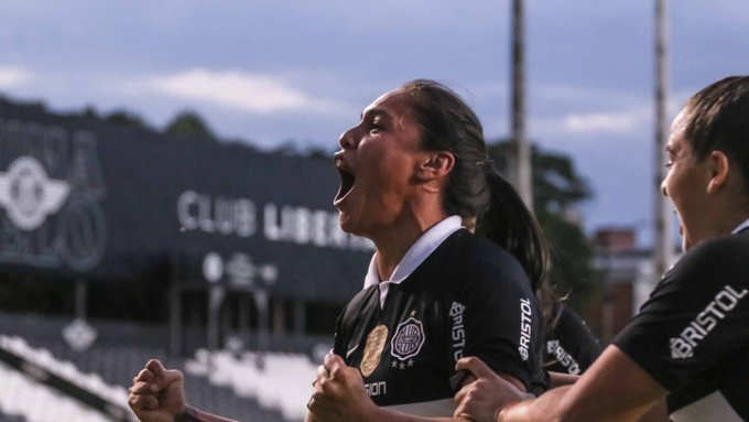 Olimpia golea y acaricia el título en fútbol femenino