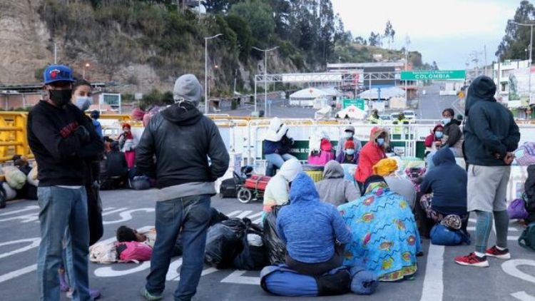 La Policía colombiana reprime venezolanos que querían cruzar frontera en Ecuador