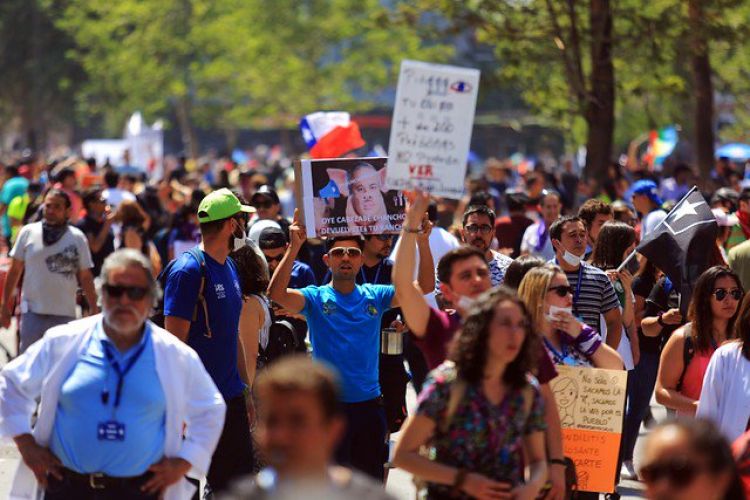 Chile extiende toque de queda