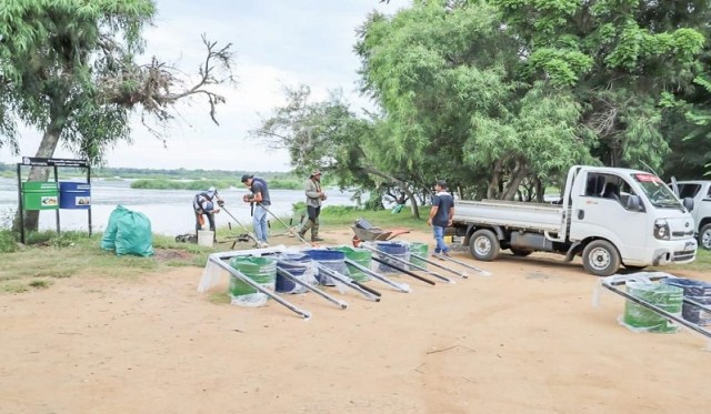 Realizan limpieza e instalación de contenedores en un concurrido espacio público de Ayolas