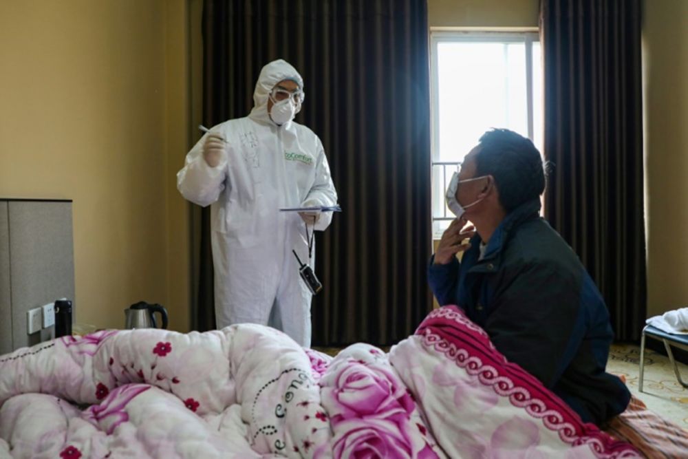 Los muertos por el coronavirus en China se disparan a 1.367