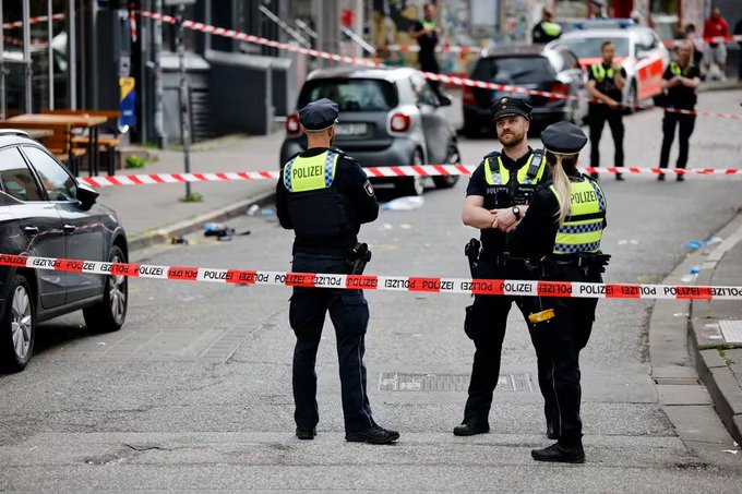 La Policía disparó a un hombre que amenazó con un hacha a aficionados en Hamburgo