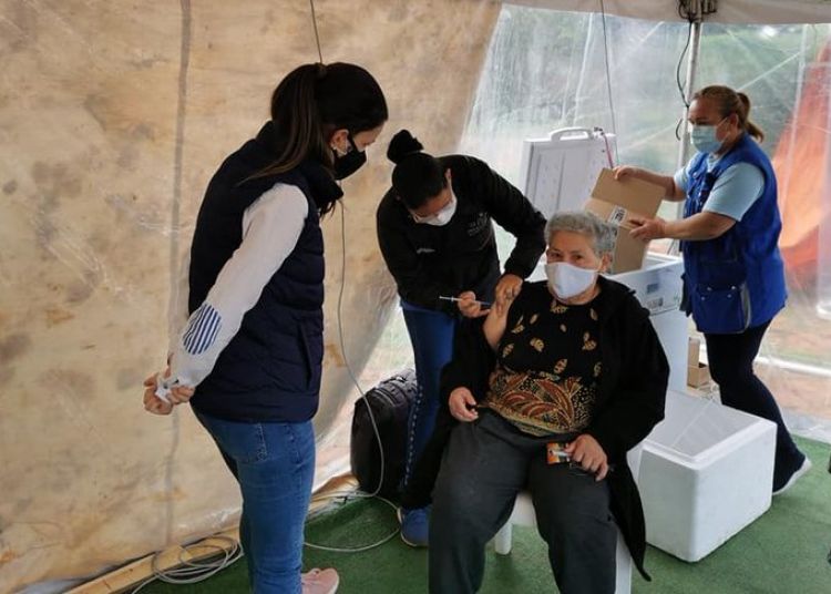 De vacunar hasta 700 personas por día, ahora apenas llegan a 100 en Villa Elisa