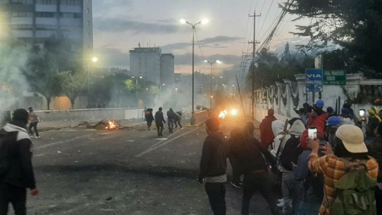 Protestas en Ecuador: Indígenas denuncian la muerte de un manifestante tras represión policial