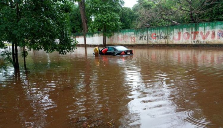 Avenidas inundadas y vehículos atascados en Ciudad del Este tras temporal