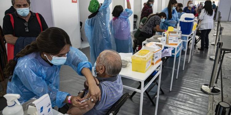 Chile prohibió las segundas dosis de AstraZeneca en hombres menores de 45 años: recibirán la de Pfizer