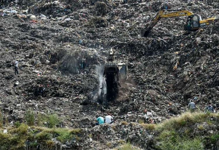 Buscan a una niña desaparecida en el basurero de India donde trabajaba