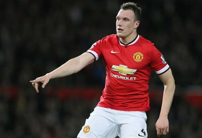 Phil Jones deja el United tras disputar tres partidos en tres años