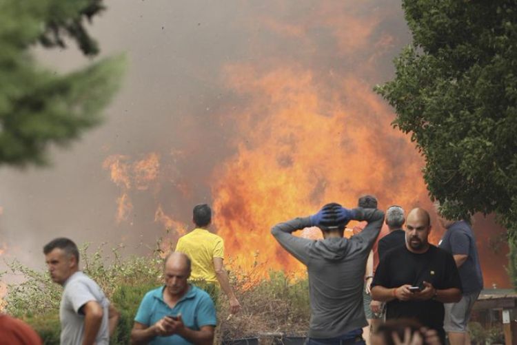 Desalojan poblados por incendio forestal en Zaragoza