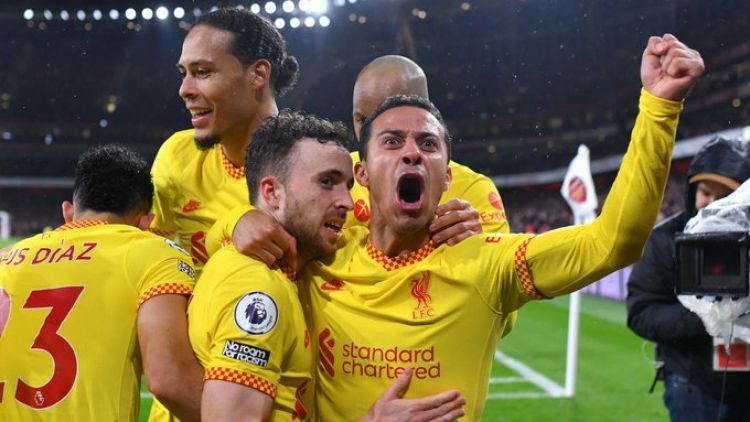 Liverpool gana y le respira en la nuca al City