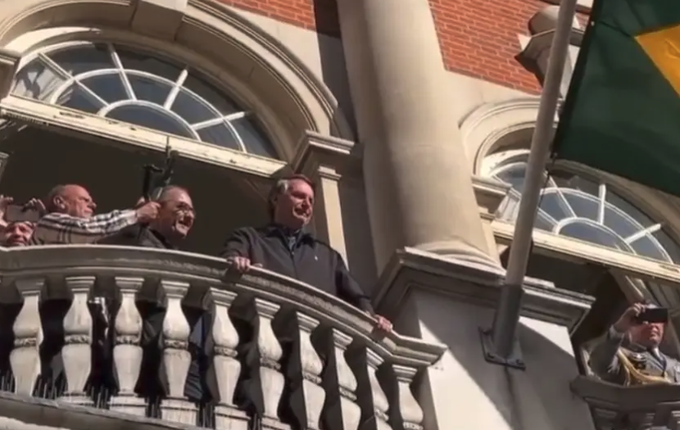 Bolsonaro improvisó un mitin electoral en un Londres de luto por la reina Isabel II