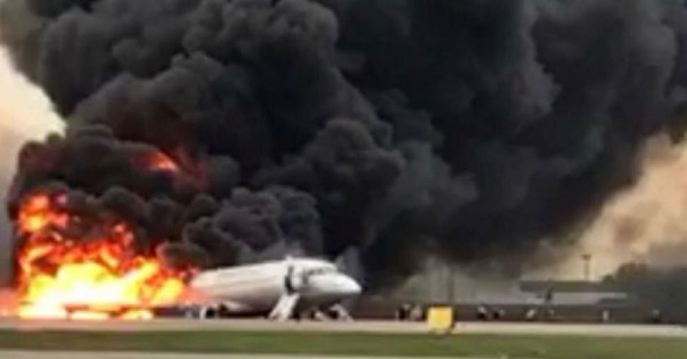 Se incendia avión en Moscú y aterriza de emergencia; 13 muertos