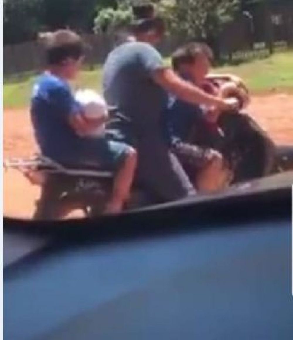 Irresponsabilidad: Padres arriesgan la vida de sus hijos llevándolos en moto a la escuela