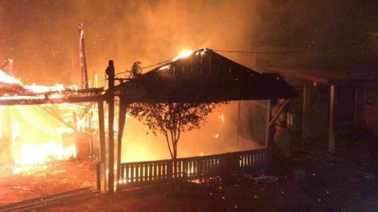 Incendio de grandes proporciones arrasa con cuatro casas en Itapúa