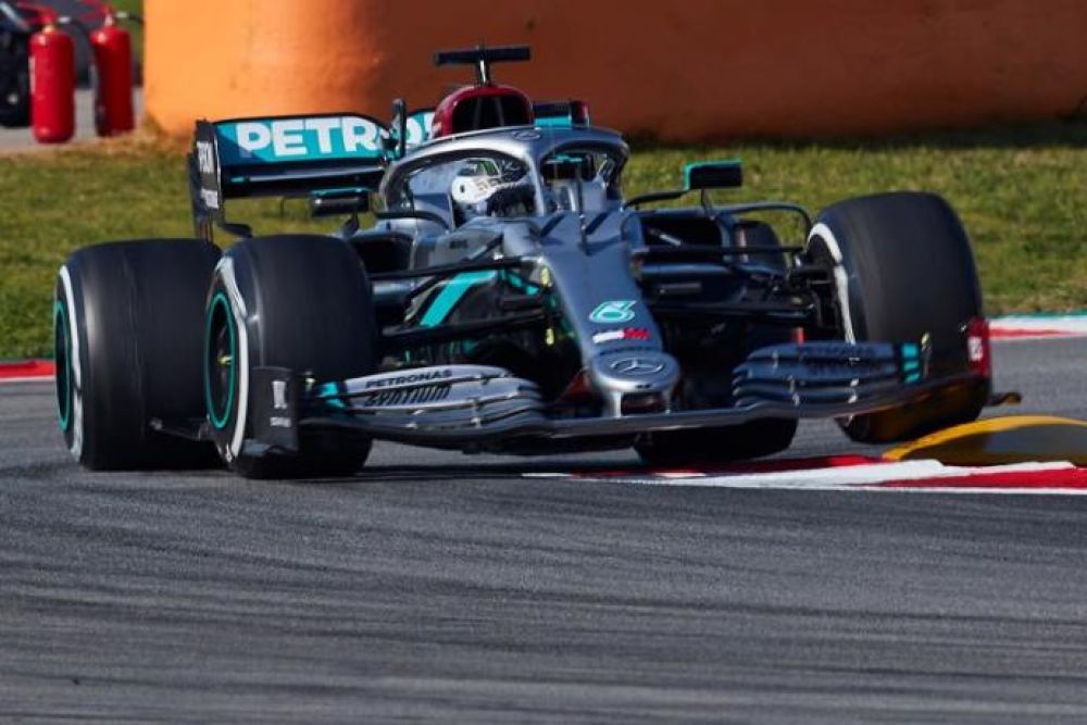 Mercedes ya avisa en el primer contacto con el asfalto