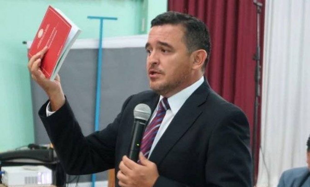 Petta decide abrir sumario y auditar textos escolares con errores