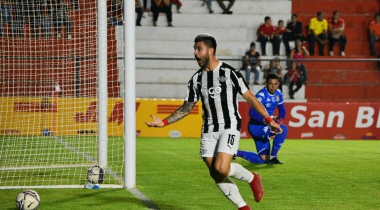 Libertad triunfa en Mallorquín y se afirma en la punta del Apertura