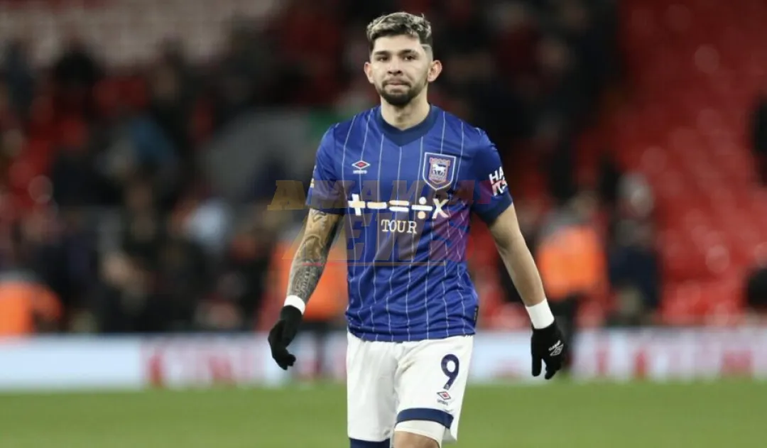 Arsenal deja al Ipswich de Julio Enciso a medio metro del descenso