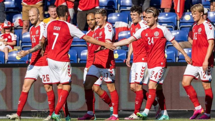 Dinamarca, como local, recibe a Finlandia