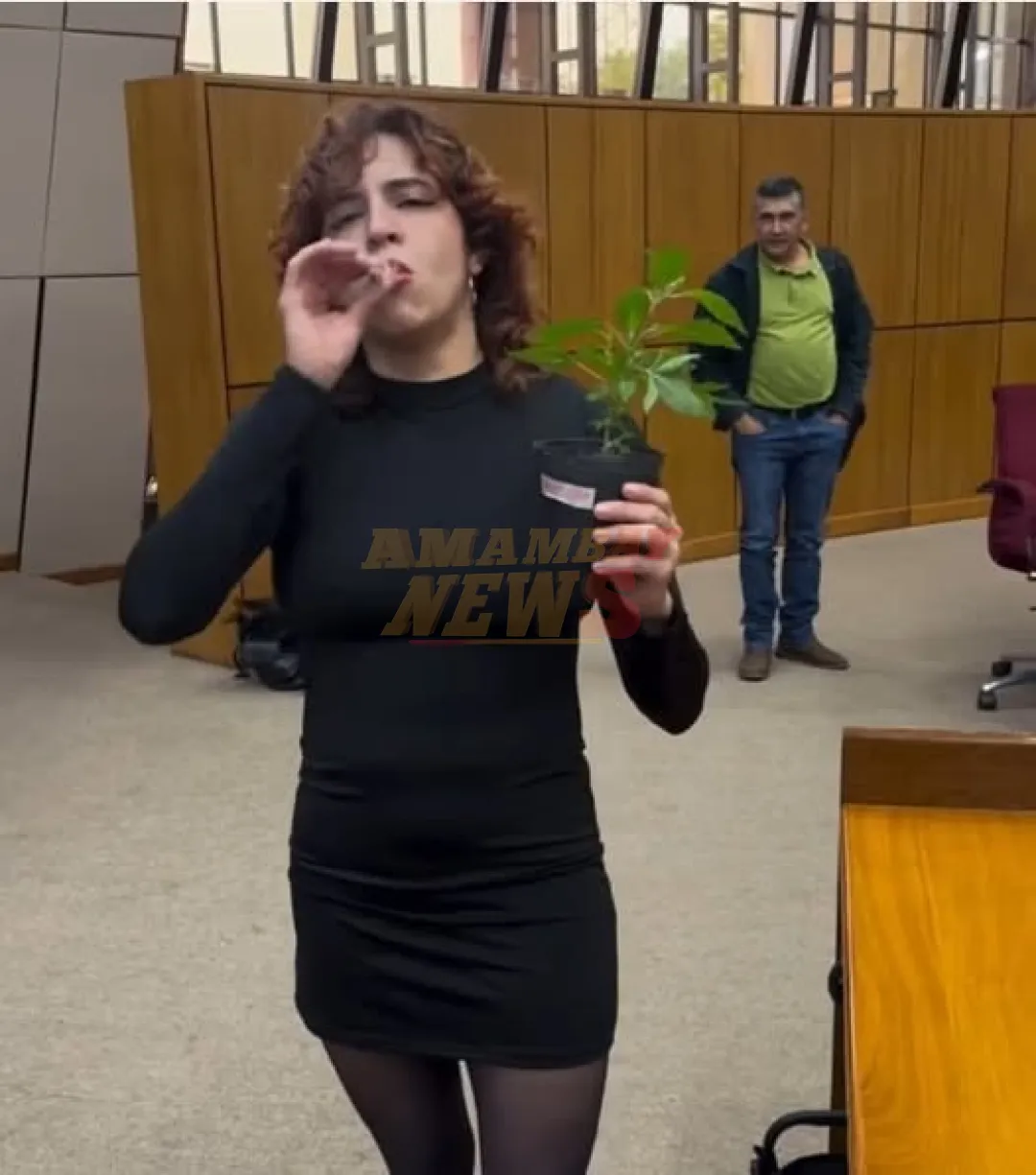 Titular de la SENAD indignado porque una chica le bajó el "purete" en pleno Congreso