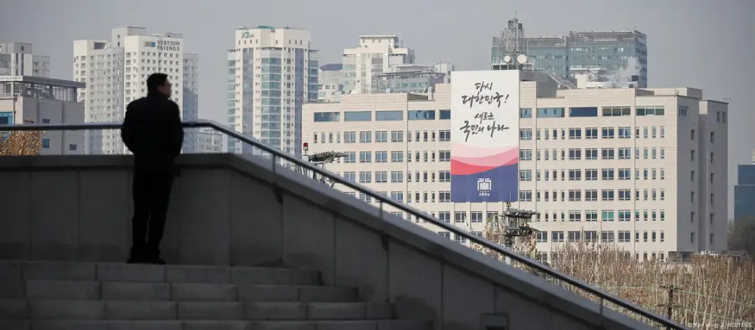 Policía de Corea del Sur allana despacho presidencial