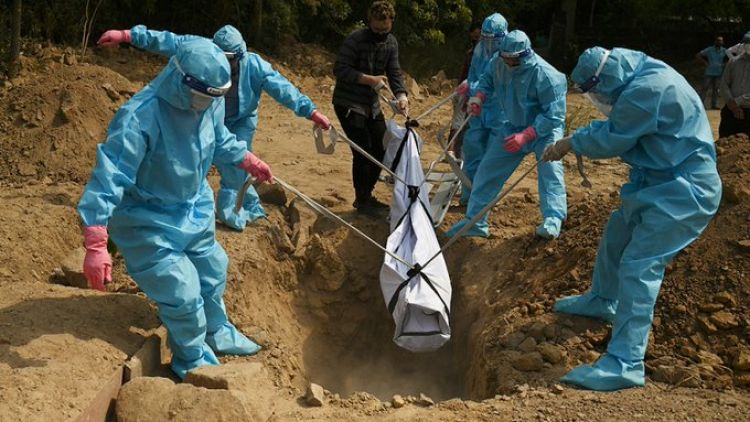 India abrió la vacunación para toda su población y Nueva Delhi extendió el confinamiento