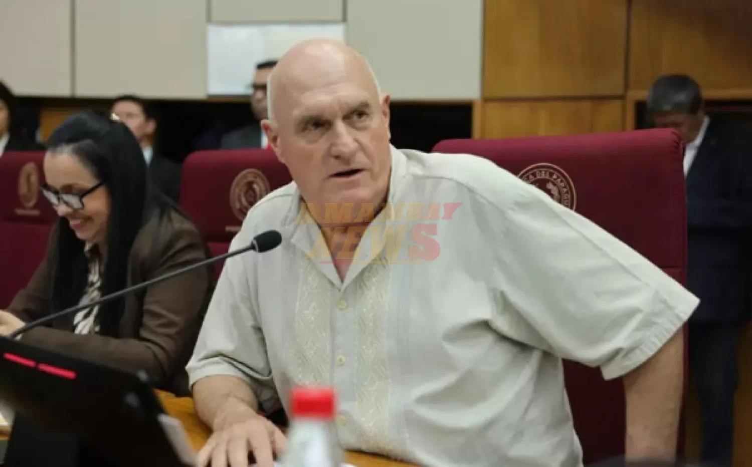 Senador sorteará parte de su salario cada mes