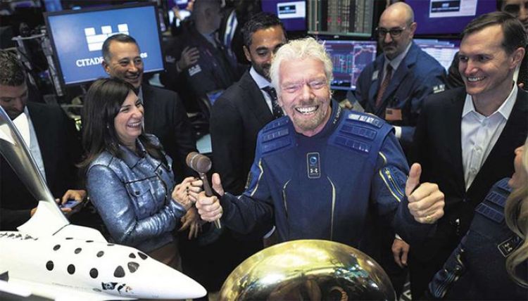 El multimillonario Richard Branson inaugura vuelos turísticos hacia el espacio