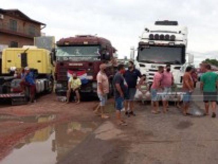 Camioneros cierran paso fronterizo de Falcón en protesta a rígidas medidas