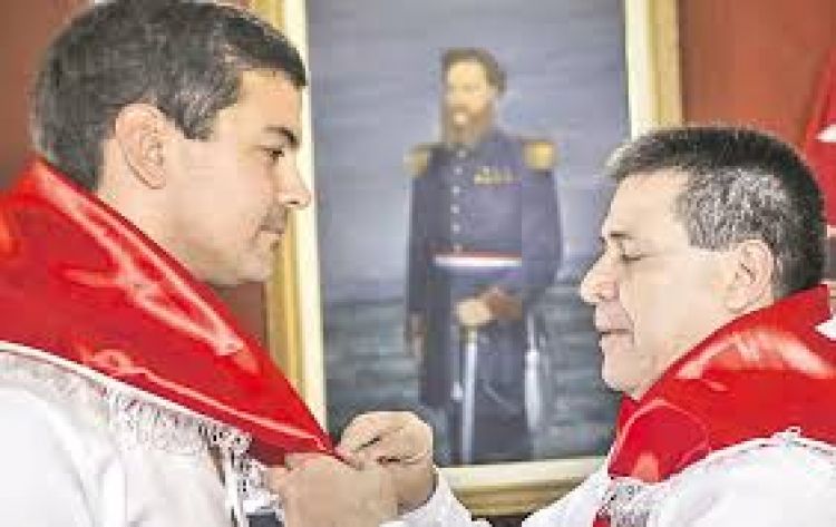Salyn Buzarquis: “No es un candidato, es muñequito de torta del grupo Cartes”