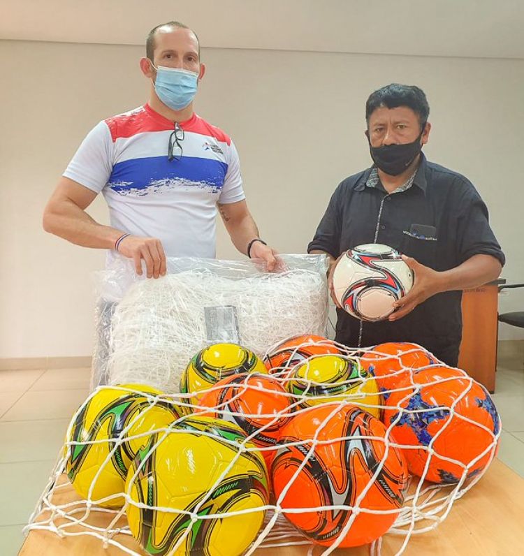 Comunidad indígena de Loma Plata recibe implementos deportivos