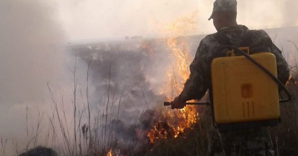 Intenso trabajo para controlar focos de incendios en Paraguarí