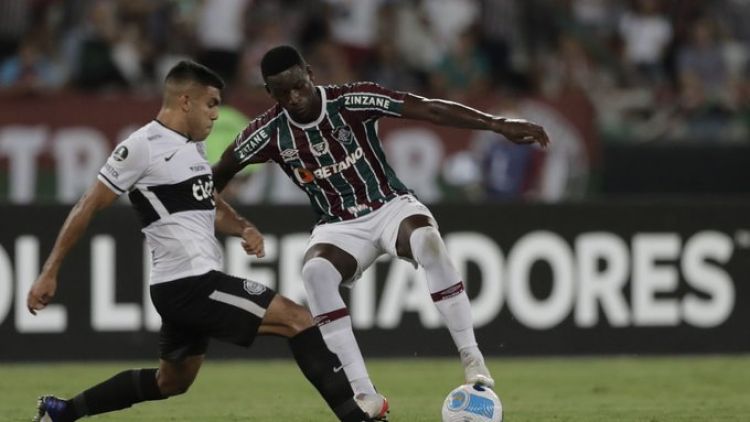 Hinchas de Fluminense protestan por venta de Luiz Henrique