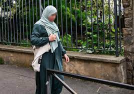 Francia mantiene prohibición de vestir abayas en escuelas