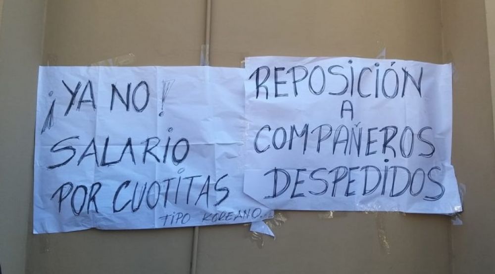 Exfuncionarios se encadenan frente a municipio de Lambaré y denuncian despidos injustificados