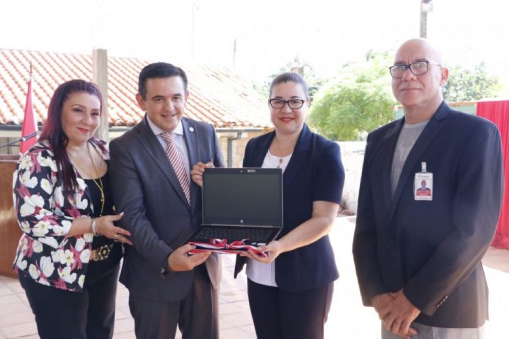 Estudiantes exigen a Educación que aclare altos precios de notebooks
