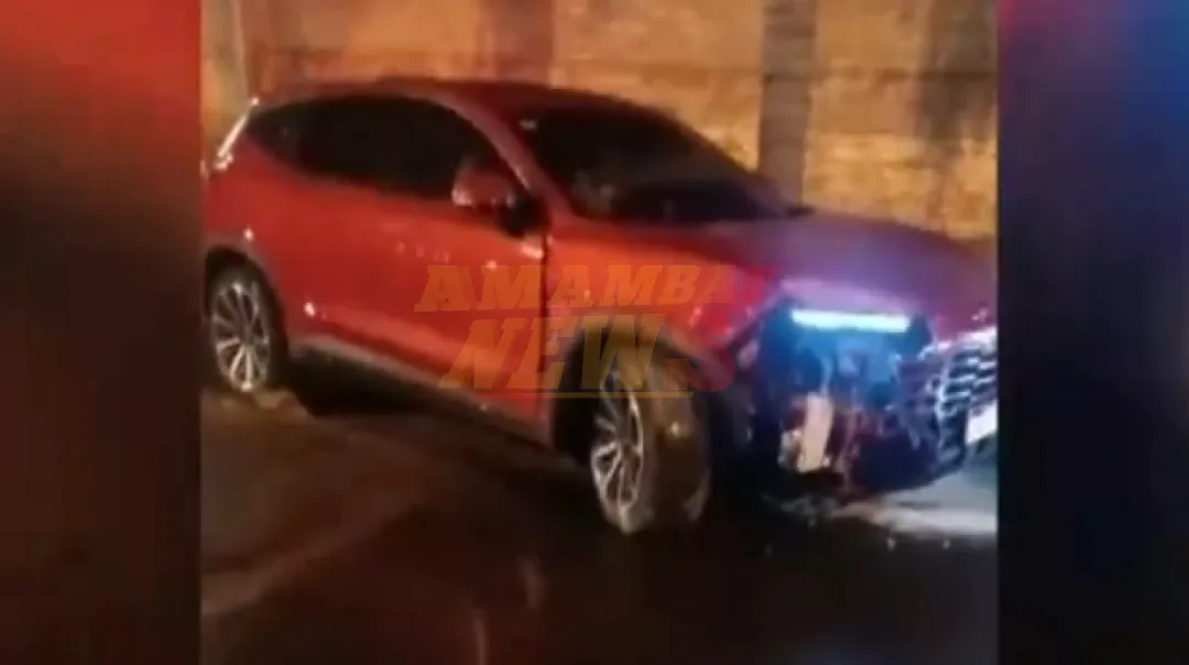 Coronel ebrio choca vehículos estacionados y es detenido