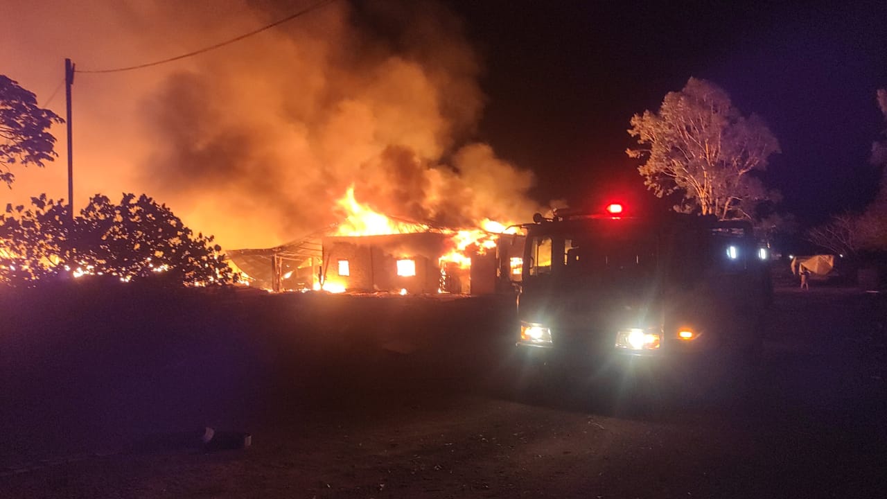 Incendio de proporciones consume un aserradero en Pedro Juan