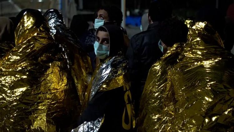 Rescate de 300 migrantes frente a la costa italiana