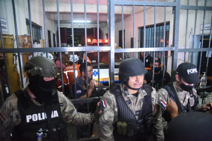 Revuelta en la cárcel de Tacumbú, los reos queman colchones y llaman a la prensa