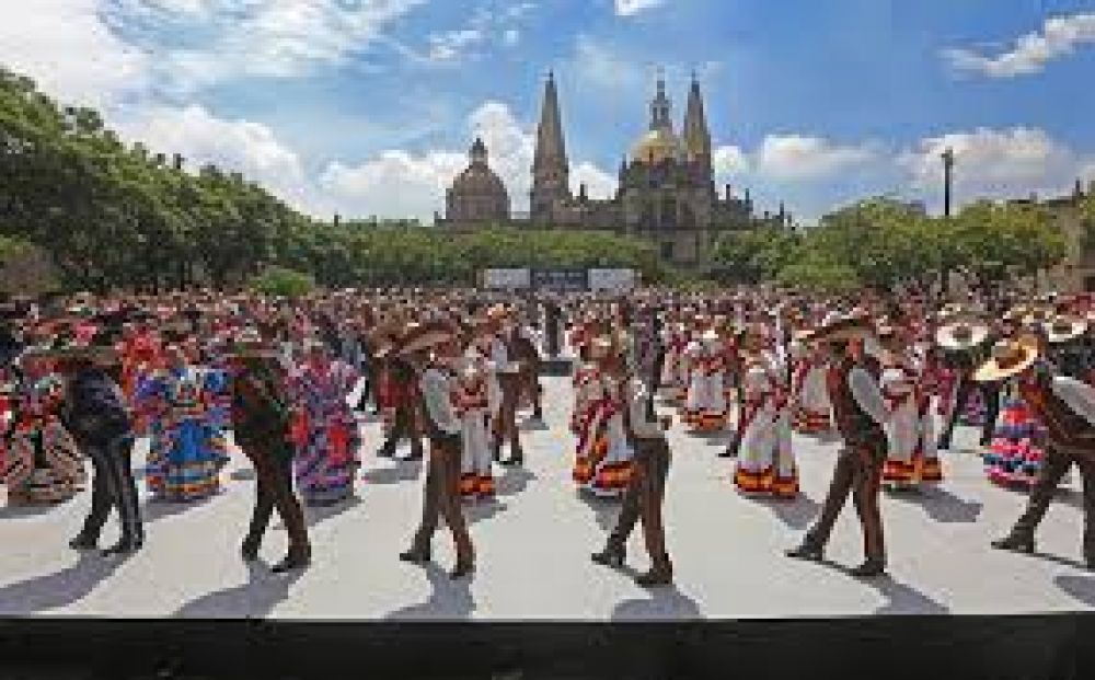 Al son del mariachi, México logra el récord Guinness de danza folclórica más grande del mundo