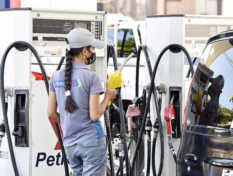 Desde hoy casi todos los emblemas alzan G. 400 el litro de combustible