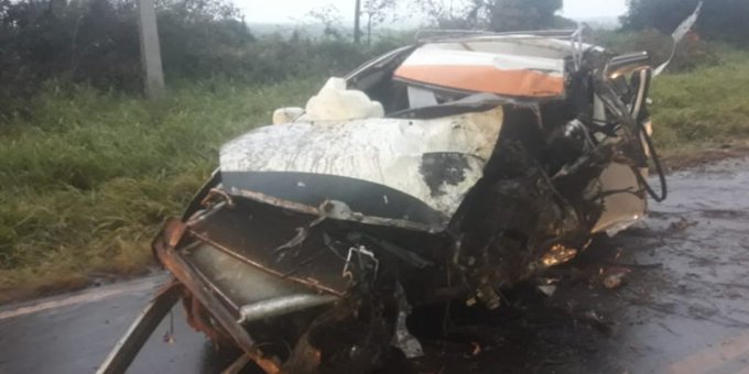 Taxista muere tras chocar su vehículo contra un árbol