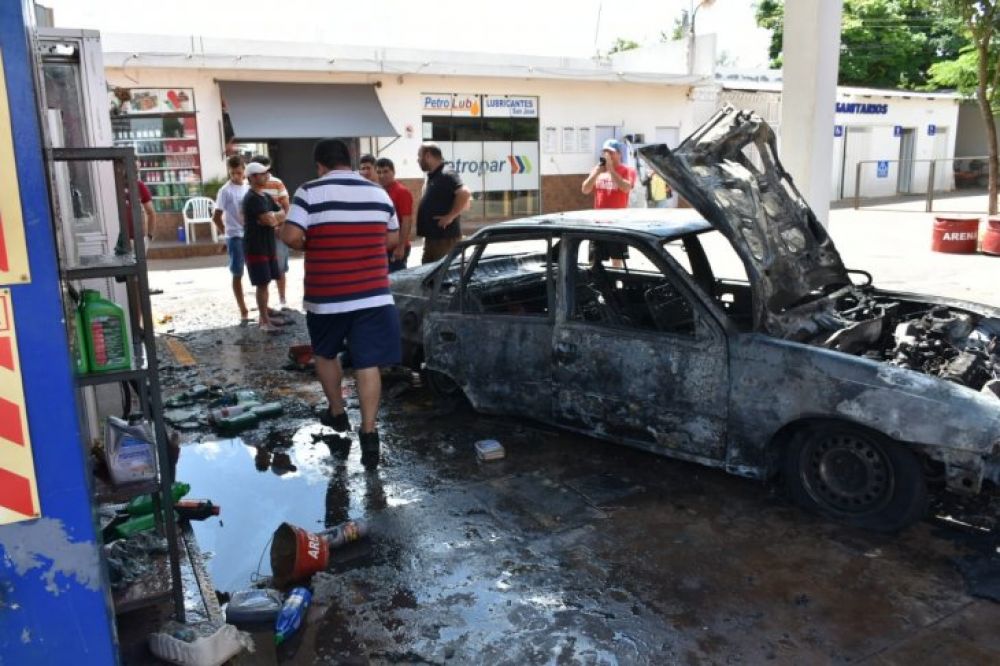 Incendio de auto en una gasolinera causa susto en Caaguazú