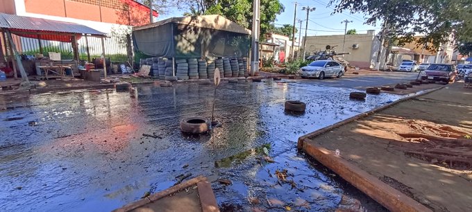 Cloaca de penitenciaría inunda avenida de Ciudad del Este