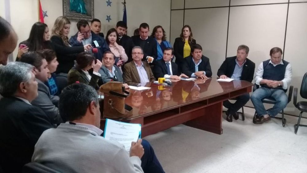 Multibancada liberal pide tratar juicio político este miércoles