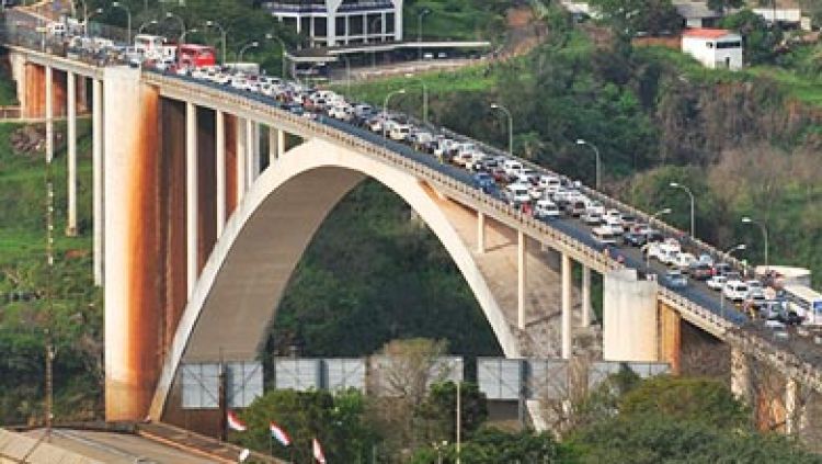 Caos en el Puente de la Amistad por manifestación de paseros