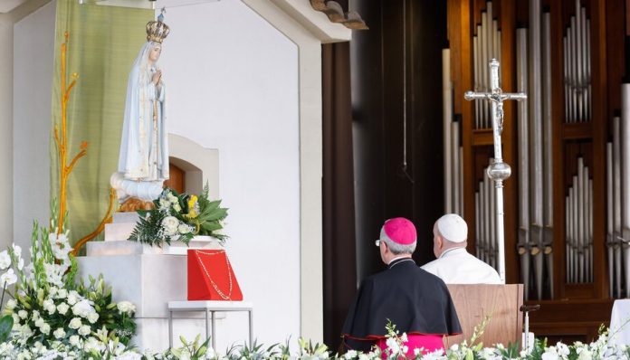El papa visita el santuario de Fátima y lo recibe una multitud de fieles